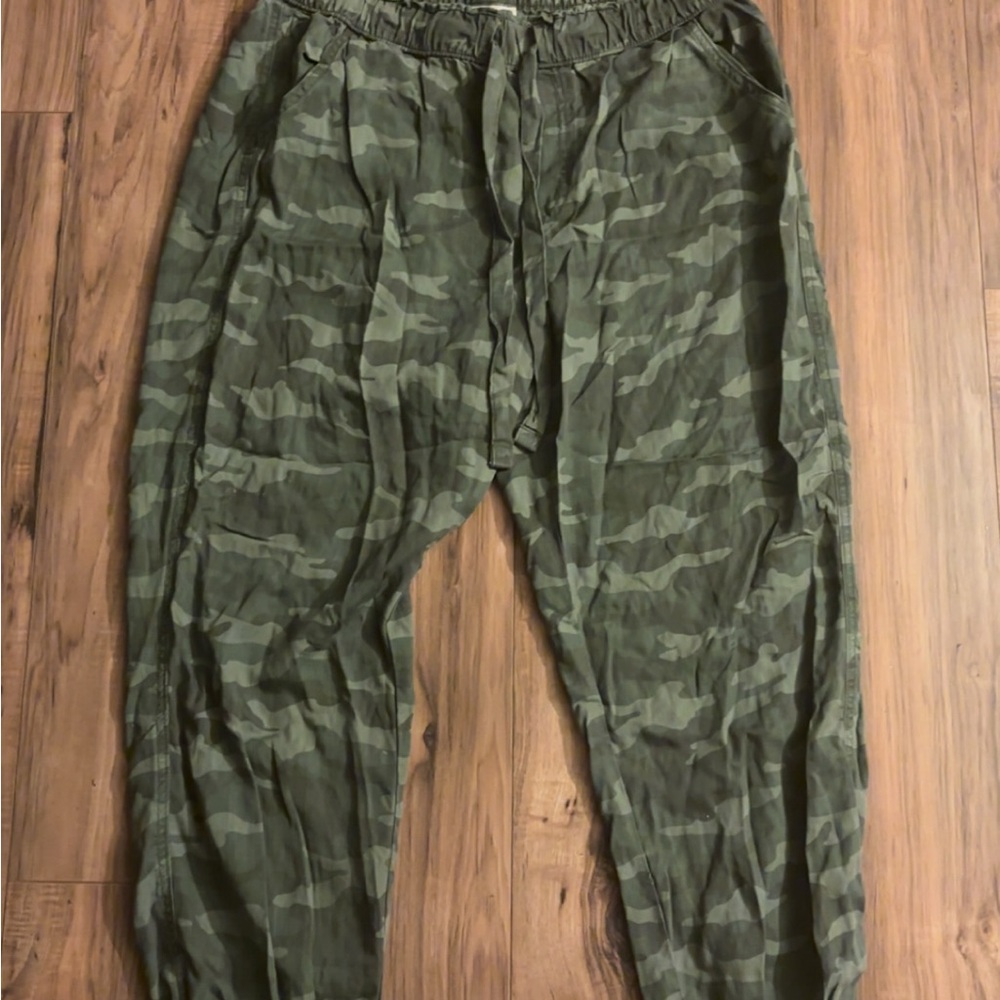 Knox Rose Women’s Olive Camouflage Cargo Pants